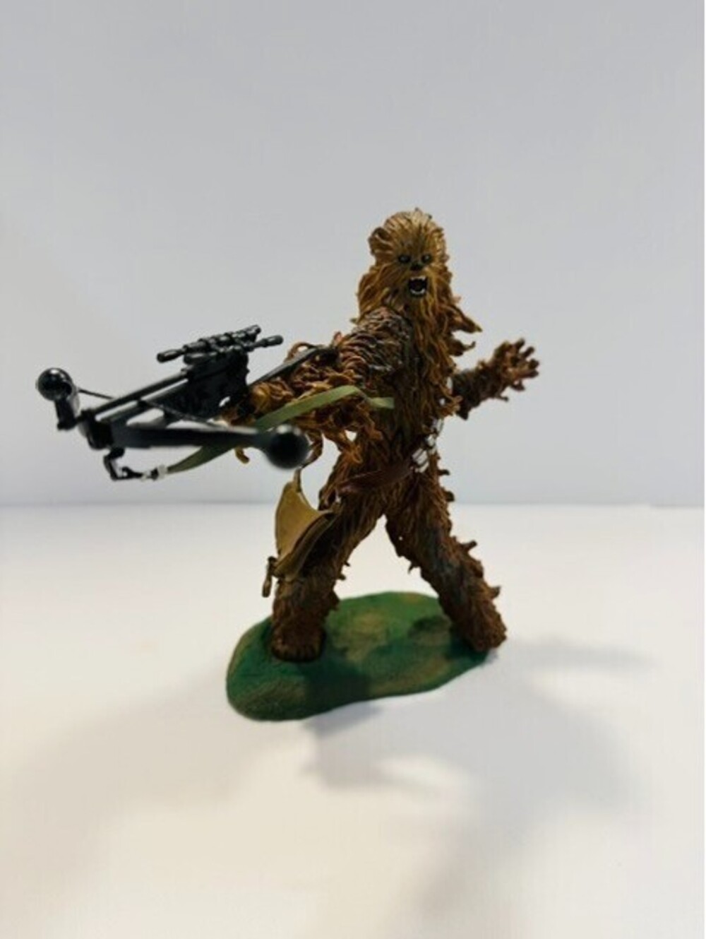 2004 Hasbro Star Wars Unleashed Chewbacca 8 Inch Action Figure Statue Bowcaster